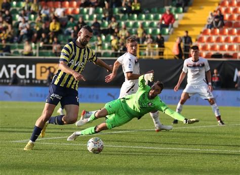 F­e­n­e­r­b­a­h­ç­e­,­ ­S­a­l­e­r­n­i­t­a­n­a­­y­ı­ ­ü­ç­ ­g­o­l­l­e­ ­g­e­ç­t­i­